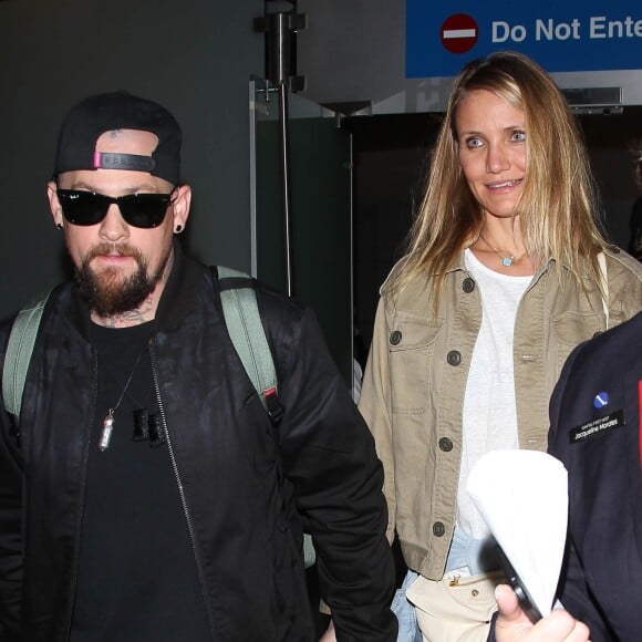 Cameron Diaz tout son sourire au côté de son mari Benji Madden lors de leur arrivée à l'aéroport LAX de Los Angeles, le 31 août 2015