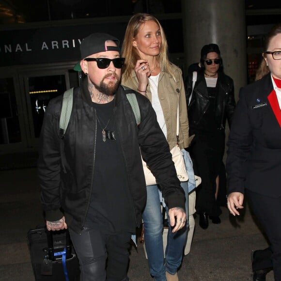 Cameron Diaz et son mari Benji Madden lors de leur arrivée à l'aéroport LAX de Los Angeles, le 31 août 2015