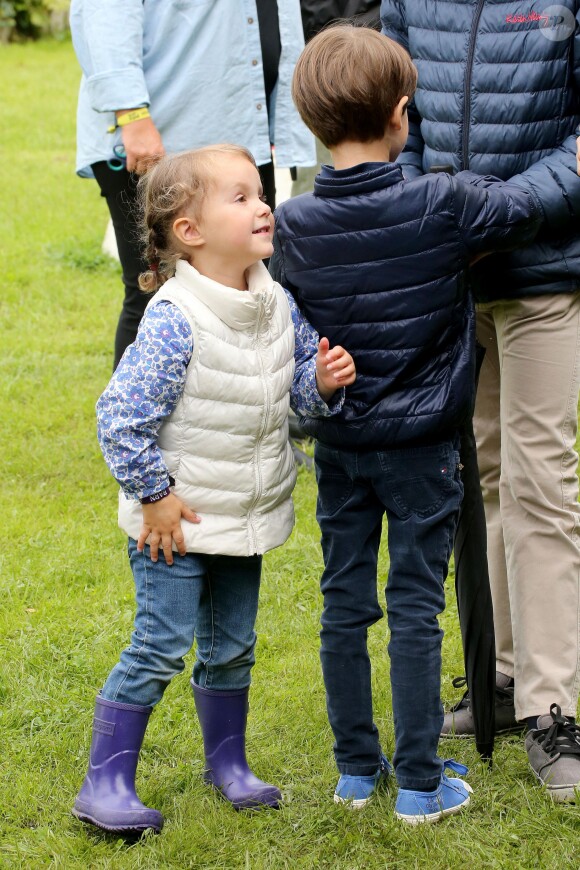 La princesse Athena de Danemark (3 ans) et le prince Henrik (6 ans) le 30 août 2015 au Festival de musique de Tønder avec leurs parents le prince Joachim et la princesse Marie, et leurs grands demi-frères les princes Nikolai (16 ans) et Felix (13 ans).