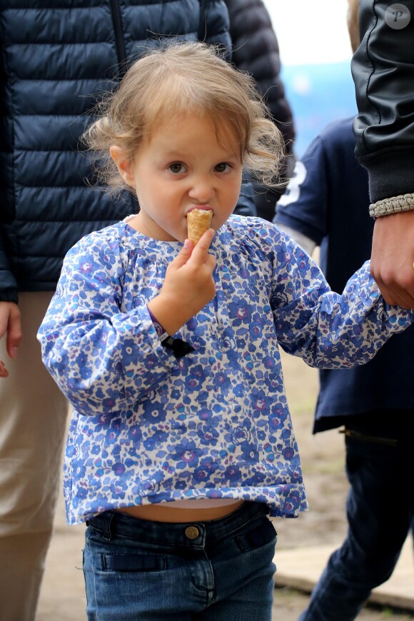 La princesse Athena de Danemark (3 ans) se régale d'une glace le 30 août 2015 au Festival de musique de Tønder avec ses parents le prince Joachim et la princesse Marie, son frère le prince Henrik (6 ans) et ses grands demi-frères les princes Nikolai (16 ans) et Felix (13 ans).