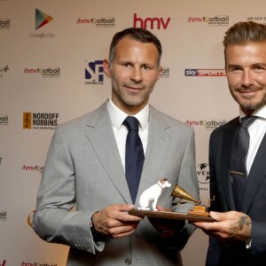 David Beckham reçoit le Legend of Football Award des mains de Ryan Giggs lors du 20e HMV Football Extravaganza, au Grosvenor House Hotel de Londres, le 1er septembre 2015