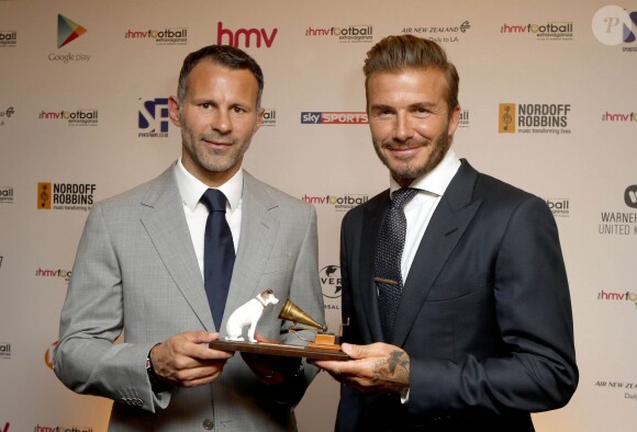 David Beckham reçoit le Legend of Football Award des mains de Ryan Giggs lors du 20e HMV Football Extravaganza, au Grosvenor House Hotel de Londres, le 1er septembre 2015