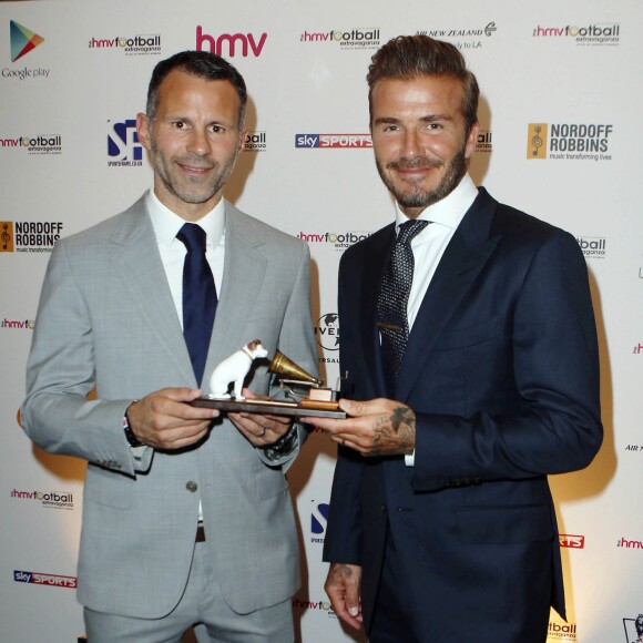 David Beckham reçoit le Legend of Football Award des mains de Ryan Giggs lors du 20e HMV Football Extravaganza, au Grosvenor House Hotel de Londres, le 1er septembre 2015