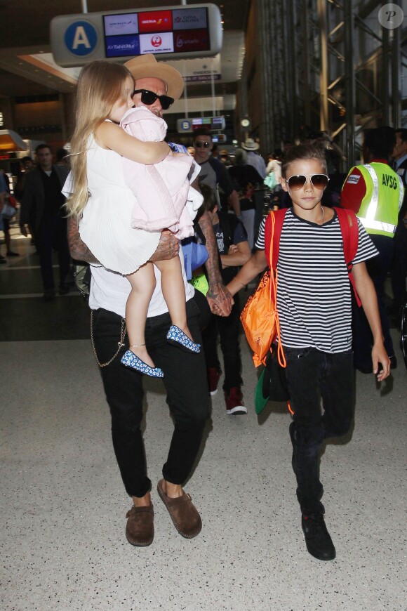 David Beckham, sa femme Victoria et leurs enfants Brooklyn, Romeo, Cruz et Harper à l'aéroport LAX de Los Angeles, le 31 août 2015, lors de leur départ pour Londres