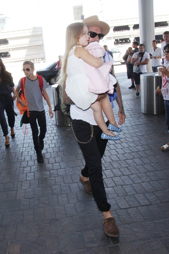 David Beckham, sa femme Victoria et leurs enfants Brooklyn, Romeo, Cruz et Harper à l'aéroport LAX de Los Angeles, le 31 août 2015, lors de leur départ pour Londres