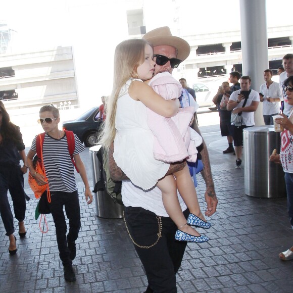 David Beckham, sa femme Victoria et leurs enfants Brooklyn, Romeo, Cruz et Harper à l'aéroport LAX de Los Angeles, le 31 août 2015, lors de leur départ pour Londres