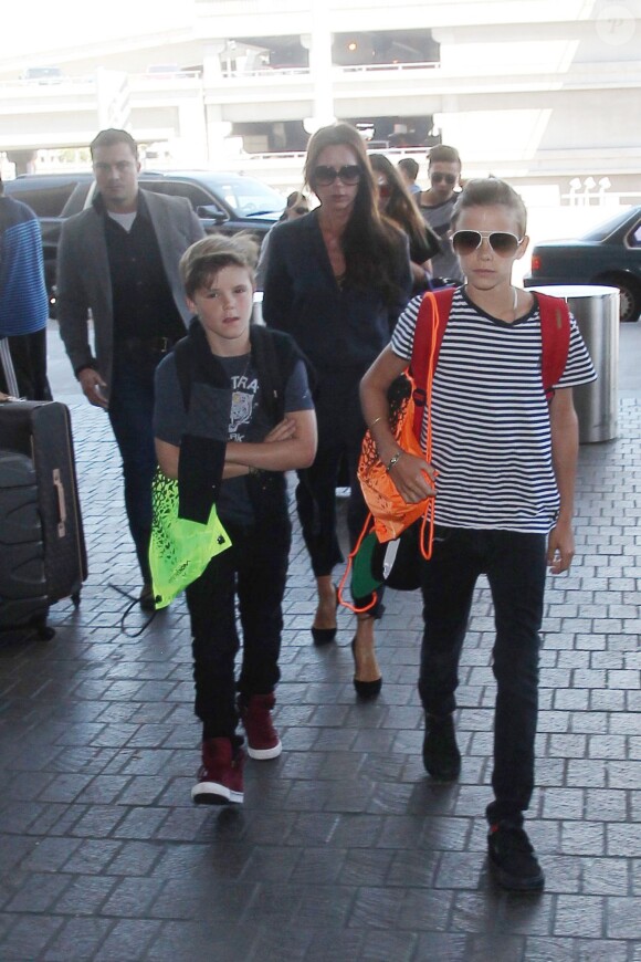 David Beckham, sa femme Victoria et leurs enfants Brooklyn, Romeo, Cruz et Harper à l'aéroport LAX de Los Angeles, le 31 août 2015, lors de leur départ pour Londres