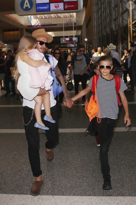 David Beckham, sa femme Victoria et leurs enfants Brooklyn, Romeo, Cruz et Harper à l'aéroport LAX de Los Angeles, le 31 août 2015, lors de leur départ pour Londres