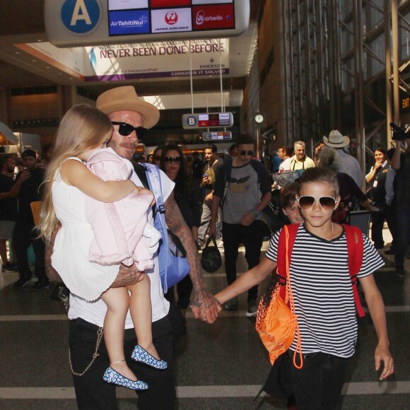 David Beckham, sa femme Victoria et leurs enfants Brooklyn, Romeo, Cruz et Harper à l'aéroport LAX de Los Angeles, le 31 août 2015, lors de leur départ pour Londres
