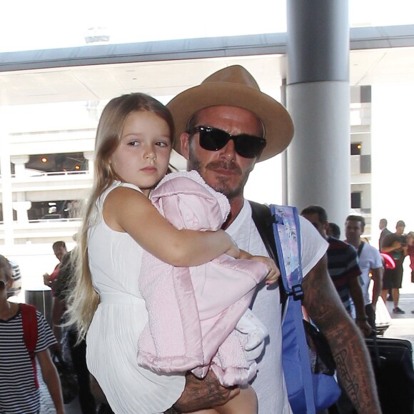 David Beckham et sa petite Harper à l'aéroport LAX de Los Angeles, le 31 août 2015, lors de leur départ pour Londres