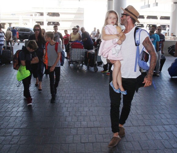David Beckham, sa femme Victoria et leurs enfants Brooklyn, Romeo, Cruz et Harper à l'aéroport LAX de Los Angeles, le 31 août 2015, lors de leur départ pour Londres