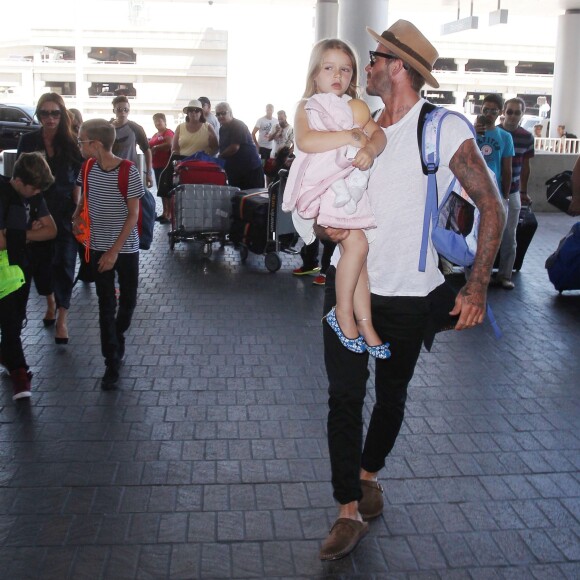 David Beckham, sa femme Victoria et leurs enfants Brooklyn, Romeo, Cruz et Harper à l'aéroport LAX de Los Angeles, le 31 août 2015, lors de leur départ pour Londres