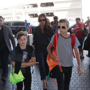 David Beckham, sa femme Victoria et leurs enfants Brooklyn, Romeo, Cruz et Harper à l'aéroport LAX de Los Angeles, le 31 août 2015, lors de leur départ pour Londres