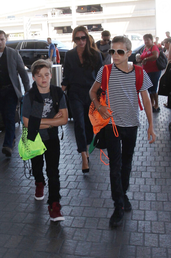 David Beckham, sa femme Victoria et leurs enfants Brooklyn, Romeo, Cruz et Harper à l'aéroport LAX de Los Angeles, le 31 août 2015, lors de leur départ pour Londres