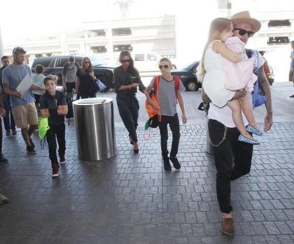David Beckham, sa femme Victoria et leurs enfants Brooklyn, Romeo, Cruz et Harper à l'aéroport LAX de Los Angeles, le 31 août 2015, lors de leur départ pour Londres