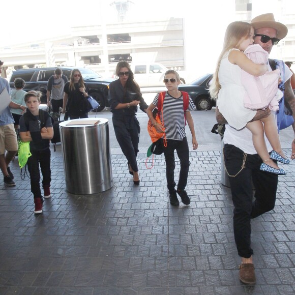 David Beckham, sa femme Victoria et leurs enfants Brooklyn, Romeo, Cruz et Harper à l'aéroport LAX de Los Angeles, le 31 août 2015, lors de leur départ pour Londres