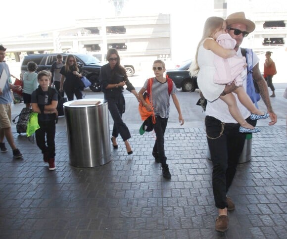 David Beckham, sa femme Victoria et leurs enfants Brooklyn, Romeo, Cruz et Harper à l'aéroport LAX de Los Angeles, le 31 août 2015, lors de leur départ pour Londres