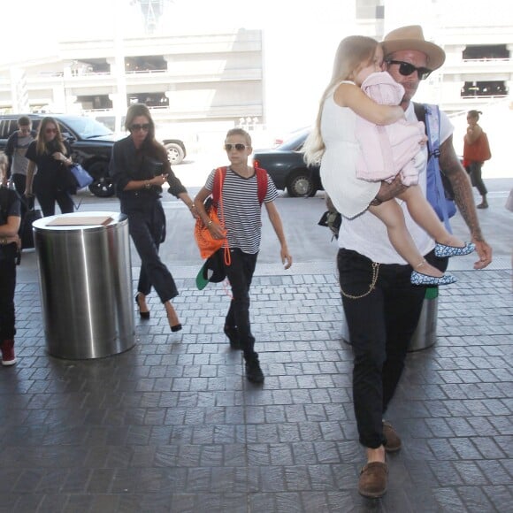 David Beckham, sa femme Victoria et leurs enfants Brooklyn, Romeo, Cruz et Harper à l'aéroport LAX de Los Angeles, le 31 août 2015, lors de leur départ pour Londres