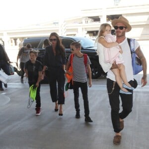 David Beckham, sa femme Victoria et leurs enfants Brooklyn, Romeo, Cruz et Harper à l'aéroport LAX de Los Angeles, le 31 août 2015, lors de leur départ pour Londres