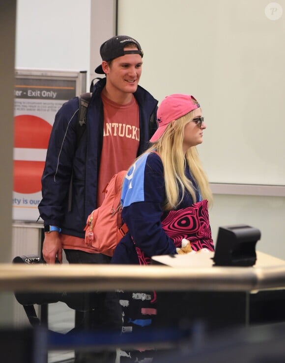 Meghan Trainor et son frère Ryan à l'aéroport de Los Angeles, le 16 juin 2015