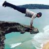 Kellan Lutz s'entraîne au bord d'une falaise en Australie / photo postée sur le compte Twitter de l'acteur américain.