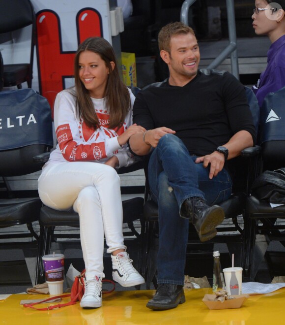 Kellan Lutz est allé voir un match de basket des Lakers avec une amie proche à Los Angeles. Pendant le match, ils reçoivent la visite de Ashley Greene et se prennent en photo tous les 3. Le 15 avril 2015