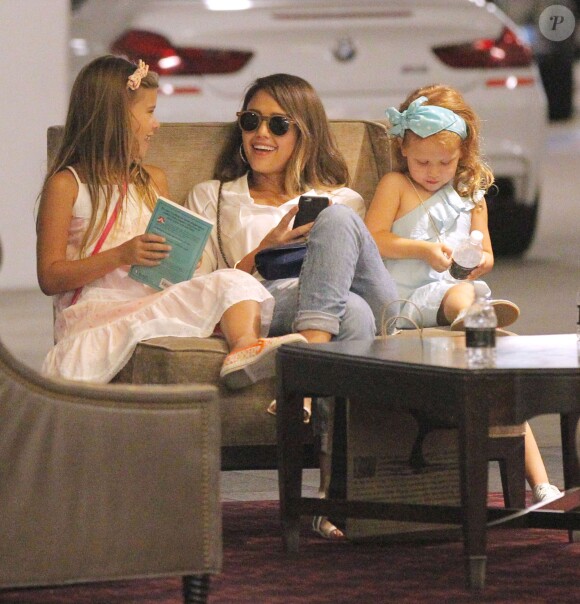 Jessica Alba et ses deux filles Honor et Haven à Los Angeles. Le 25 juillet 2015.