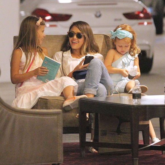 Jessica Alba et ses deux filles Honor et Haven à Los Angeles. Le 25 juillet 2015.