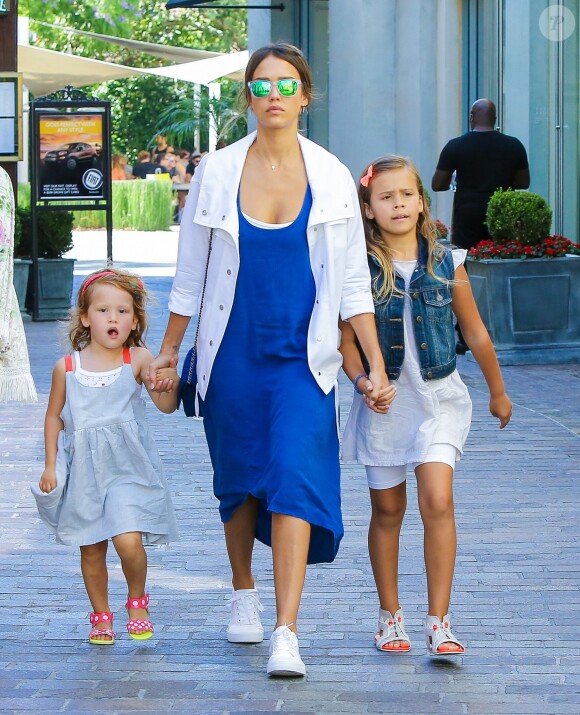 Jessica Alba et ses filles Haven et Honor à Los Angeles, le 12 juillet 2015.