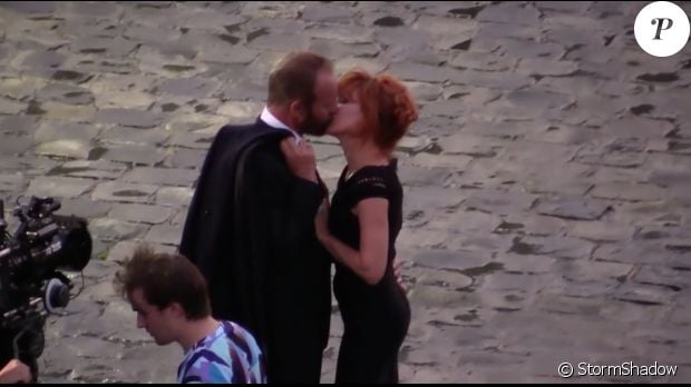 Sting et Mylène Farmer s&#039;embrassent sur le tournage du clip &quot;Stolen Car&quot; à Paris, septembre 2015.