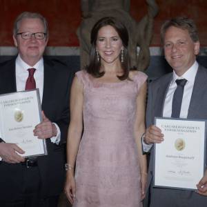 La princesse Mary de Danemark, habillée d'une robe Valentino, remettait le 2 septembre 2015 les prix de la Fondation Carlsberg lors d'une cérémonie au Glyptoket, à Copenhague.