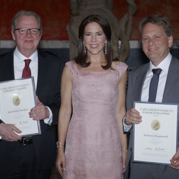 La princesse Mary de Danemark, habillée d'une robe Valentino, remettait le 2 septembre 2015 les prix de la Fondation Carlsberg lors d'une cérémonie au Glyptoket, à Copenhague.