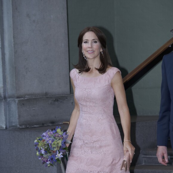 La princesse Mary de Danemark, habillée d'une robe Valentino, remettait le 2 septembre 2015 les prix de la Fondation Carlsberg lors d'une cérémonie au Glyptoket, à Copenhague.