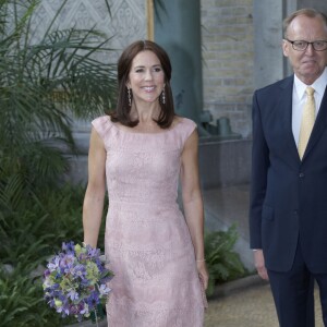 La princesse Mary de Danemark, habillée d'une robe Valentino, remettait le 2 septembre 2015 les prix de la Fondation Carlsberg lors d'une cérémonie au Glyptoket, à Copenhague.