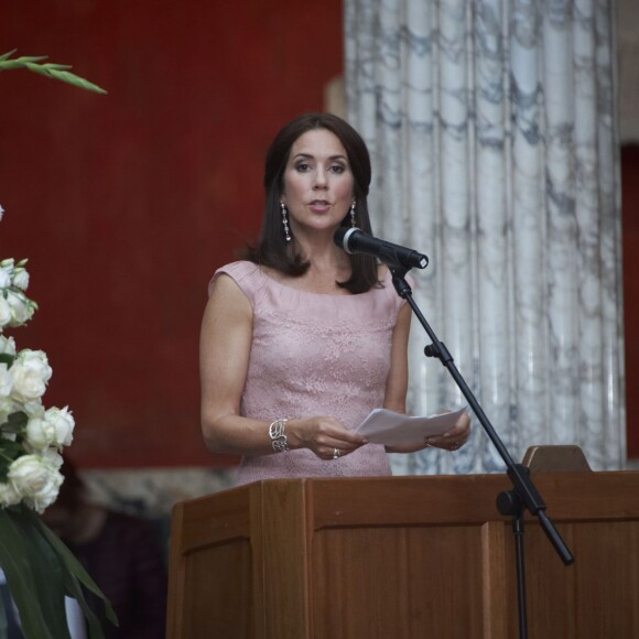 La princesse Mary de Danemark, habillée d'une robe Valentino, remettait le 2 septembre 2015 les prix de la Fondation Carlsberg lors d'une cérémonie au Glyptoket, à Copenhague.