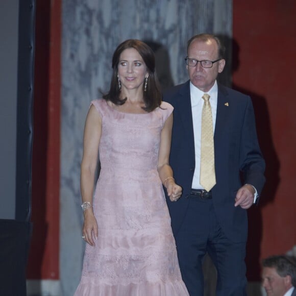 La princesse Mary de Danemark, habillée d'une robe Valentino, remettait le 2 septembre 2015 les prix de la Fondation Carlsberg lors d'une cérémonie au Glyptoket, à Copenhague.