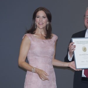 La princesse Mary de Danemark, habillée d'une robe Valentino, remettait le 2 septembre 2015 les prix de la Fondation Carlsberg lors d'une cérémonie au Glyptoket, à Copenhague.