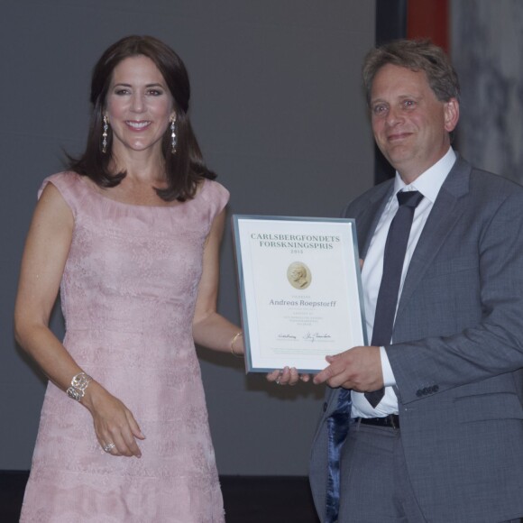 La princesse Mary de Danemark, habillée d'une robe Valentino, remettait le 2 septembre 2015 les prix de la Fondation Carlsberg lors d'une cérémonie au Glyptoket, à Copenhague.