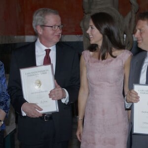 La princesse Mary de Danemark, habillée d'une robe Valentino, remettait le 2 septembre 2015 les prix de la Fondation Carlsberg lors d'une cérémonie au Glyptoket, à Copenhague.