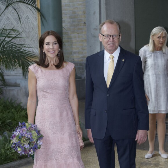 La princesse Mary de Danemark, habillée d'une robe Valentino, remettait le 2 septembre 2015 les prix de la Fondation Carlsberg lors d'une cérémonie au Glyptoket, à Copenhague.