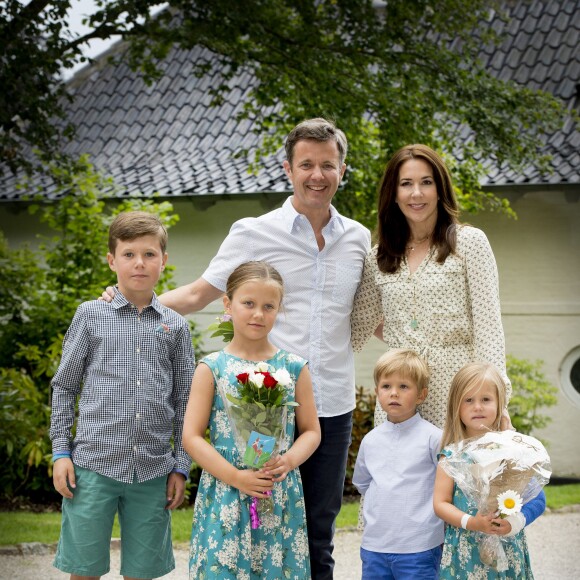 La princesse Mary et le prince Frederik de Danemark à Grasten avec leurs enfants le prince Christian, la princesse Isabella et les jumeaux, le prince Vincent et la princesse Josephine, le 19 juillet 2015