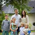 La princesse Mary et le prince Frederik de Danemark à Grasten avec leurs enfants le prince Christian, la princesse Isabella et les jumeaux, le prince Vincent et la princesse Josephine, le 19 juillet 2015