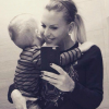 La belle Amélie Neten, star des Anges sur NRJ12. Eté 2015. Elle pose ici avec son fils Hugo.