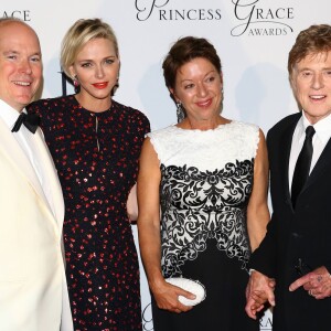 La princesse Charlene et le prince Albert II de Monaco avec Robert Redford et sa femme Sibylle Szaggars-Redford le 5 septembre 2015 au dîner de gala de la Princess Grace Foundation - USA organisé dans la cour d'honneur du palais princier à Monaco, au cours duquel l'acteur américain s'est vu remettre le Prince Rainier III Award.