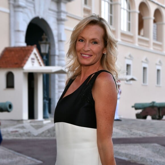 Estelle Leféburearrivant le 5 septembre 2015 au dîner de gala de la Princess Grace Foundation - USA au palais princier à Monaco. L'acteur Robert Redford s'est vu remettre le Prince Rainier III Award, et le réalisateur Cary Joji Fukunaga (True Detective) le Princess Grace Statue Award.