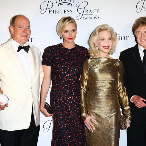 La princesse Charlène de Monaco et son mari le prince Albert II de Monaco, Robert Redford et sa femme Sibylle Szaggars, Lynn Wyatt le 5 septembre 2015 au palais princier à Monaco, lors du dîner de gala de la Princess Grace Foundation - USA qui a récompensé l'acteur Robert Redford (Prix Prince Rainier III) et le réalisateur Cary Joji Fukunaga (Prix Princesse Grace).