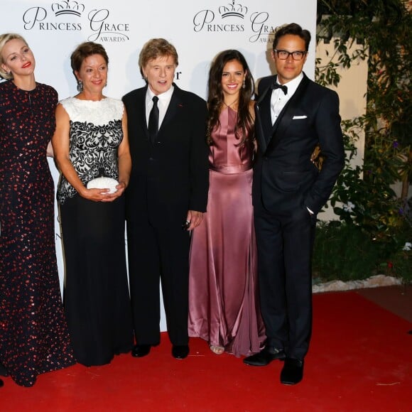 La princesse Charlène de Monaco et son mari le prince Albert II de Monaco, Robert Redford et sa femme Sibylle Szaggars, Cary Joji Fukunaga et sa compagne Daniella Perez le 5 septembre 2015 au palais princier à Monaco, lors du dîner de gala de la Princess Grace Foundation - USA qui a récompensé l'acteur Robert Redford (Prix Prince Rainier III) et le réalisateur Cary Joji Fukunaga (Prix Princesse Grace).