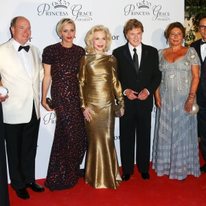 La princesse Charlène de Monaco et son mari le prince Albert II de Monaco, Robert Redford et sa femme Sibylle Szaggars, Lynn Wyatt, guest, Cary Joji Fukunaga le 5 septembre 2015 au palais princier à Monaco, lors du dîner de gala de la Princess Grace Foundation - USA qui a récompensé l'acteur Robert Redford (Prix Prince Rainier III) et le réalisateur Cary Joji Fukunaga (Prix Princesse Grace).