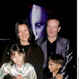 Robin Williams, sa femme Marsha, son fils Cody et sa fille Zelda à la première du film Bicentennial Man à Los Angeles le 14 décembre 1999  