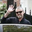 Le chanteur George Michael quitte son domicile pour rejoindre la salle Earls Court pour son dernier concert a Londres. Le 17 octobre 2012